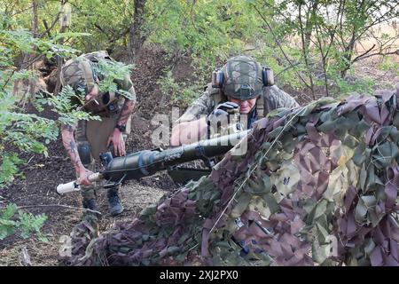 15. Juli 2024, Robotyne, Zaporischschhia, Ukraine: Ukrainische Soldaten der 65. Separaten Mechanisierten Brigade bereiten sich darauf vor, eine Rakete mit SPG-9 (Panzerabwehrgranatenwerfer) auf russische Stellungen an der Frontlinie bei Robotyne zu schießen. Der unnachgiebige Druck der Ukraine, ihre Verbündeten dazu zu bewegen, Ziele innerhalb Russlands mit gespendeten Waffen zu treffen, könnte beginnen zu funktionieren, sagte Präsident Wolodymyr Zelenskij am 15. Juli 2024. Wenn diese Erlaubnis nicht erlaubt wird, wird die Ukraine ihre eigenen Waffen einsetzen, um Russland zu treffen. Viele seiner Verbündeten, angeführt von den USA, setzen die Ziele, die sie treffen können, in Grenzen Stockfoto