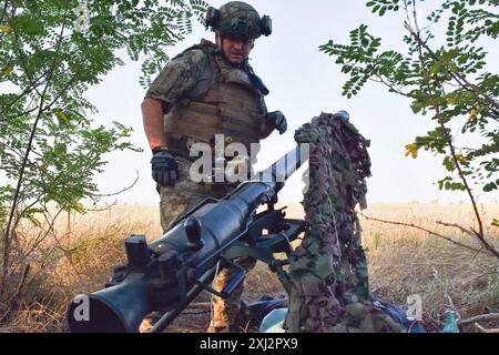 15. Juli 2024, Robotyne, Zaporischschschhia, Ukraine: Ein ukrainischer Soldat der 65. Separaten Mechanisierten Brigade bereitet sich darauf vor, eine Rakete mit SPG-9 (Panzerabwehrgranatenwerfer) auf russische Stellungen an der Frontlinie bei Robotyne zu schießen. Der unnachgiebige Druck der Ukraine, ihre Verbündeten dazu zu bewegen, Ziele innerhalb Russlands mit gespendeten Waffen zu treffen, könnte beginnen zu funktionieren, sagte Präsident Wolodymyr Zelenskij am 15. Juli 2024. Wenn diese Erlaubnis nicht erlaubt wird, wird die Ukraine ihre eigenen Waffen einsetzen, um Russland zu treffen. Viele seiner Verbündeten, angeführt von den USA, setzen den Zielen Grenzen, die sie treffen können Stockfoto