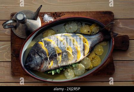 Seebrassen aufreihen ( Schritt für Schritt: Seebrassen im Ofen mit Oliven und Zitrusfrüchten gekocht) Stockfoto