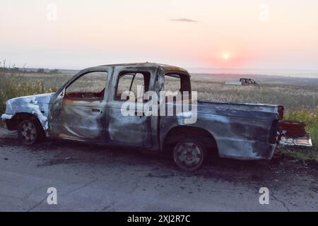 Ein zerstörtes Auto wird auf dem Schlachtfeld an der Frontlinie bei Robotyne gesehen. Der unnachgiebige Druck der Ukraine, ihre Verbündeten dazu zu bewegen, Ziele innerhalb Russlands mit gespendeten Waffen zu treffen, könnte beginnen zu funktionieren, sagte Präsident Wolodymyr Zelenskij am 15. Juli 2024. Wenn diese Erlaubnis nicht erlaubt wird, wird die Ukraine ihre eigenen Waffen einsetzen, um Russland zu treffen. Viele seiner Verbündeten unter der Führung der USA setzen den Zielen Grenzen, die sie innerhalb Russlands treffen können. Etwas, das Kiew sagt, macht es unmöglich, die Luftstützpunkte und die kritische russische Infrastruktur zu treffen, die Moskau benutzt, um ukrainisches CIT zu bombardieren Stockfoto