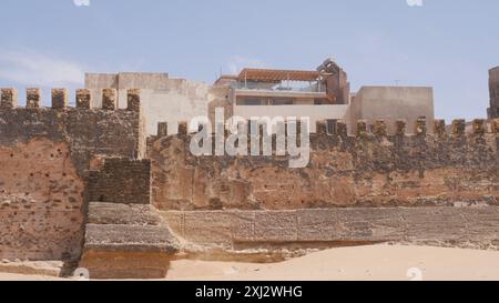 Die alten Mauern von Essaouira (Mogador), die ihren Anteil an Berberpiraten sowohl innen als auch außen gesehen haben. Stockfoto