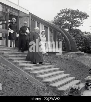 1967, historisch, Prinzessin Alexandria verlässt die Kirche mit dem Priester Aykesbury, Buckinghamshire, England, Großbritannien. Neu gebaute Kirche, vielleicht in der RAF Halton??? Als Mann in RAF-Uniform Stockfoto