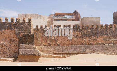 Die alten Mauern von Essaouira (Mogador), die ihren Anteil an Berberpiraten sowohl innen als auch außen gesehen haben. Stockfoto