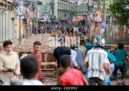 Dhaka, Bangladesch. Juli 2024. Am 16. Juli 2024 treffen sich Quotenprotestierende mit Aktivisten der Bangladesch Chhatra League (BCL) in Dhaka, Bangladesch. Die Polizei meldet, dass am 16. Juli mindestens sechs Menschen getötet und Dutzende verletzt wurden, als es bei landesweiten Protesten zu Konflikten kam, die die Abschaffung der Quoten für staatliche Arbeitsplätze forderten. Der Protest der Studenten setzt sich unter dem Banner der "Anti-Diskriminierungsbewegung" fort. (Kreditbild: © Suvra Kanti das/ZUMA Press Wire) NUR REDAKTIONELLE VERWENDUNG! Nicht für kommerzielle ZWECKE! Stockfoto