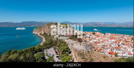 Panoramablick auf Nafplio oder Nauplio, Küstenstadt auf Peloponnes, Griechenland. Stockfoto