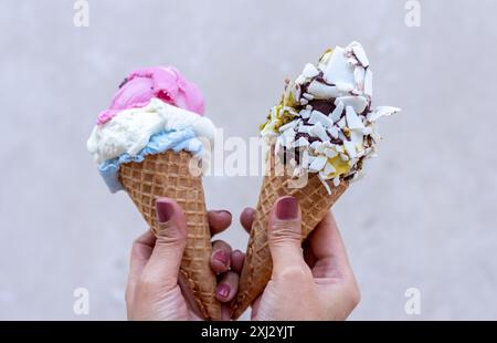 Zwei Eiskegel. Stockfoto