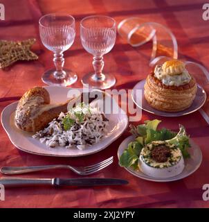 Partymenü : Bouchée à la reine, Morcheln Timbale und Perlhühner mit Gänseleber Stockfoto