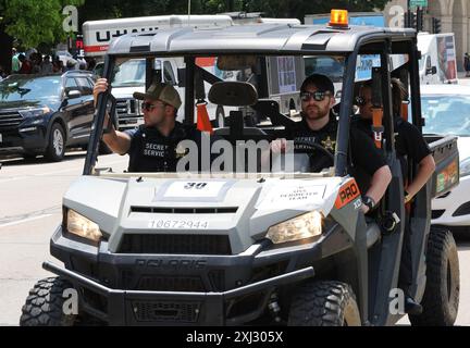 Milwaukee, Wi, USA. Juli 2024. DER US Secret Service fährt entlang der Wasserstraße, bevor er zu einem Sicherheitskontrollpunkt auf der State Street abbiegt. Die Koalition, die auf der RNC marschierte, versammelte sich im Red Arrow Park in der Innenstadt von Milwaukee. Die Demonstranten hielten verschiedene Zeichen gegen Rassismus und Trumps Wahlentscheidung. Mehrere Redner sprachen sich während einer Pressekonferenz gegen republikanische Werte aus, um ihre Ablehnung zu beschreiben. (Kreditbild: © Pat A. Robinson/ZUMA Press Wire) NUR REDAKTIONELLE VERWENDUNG! Nicht für kommerzielle ZWECKE! Stockfoto