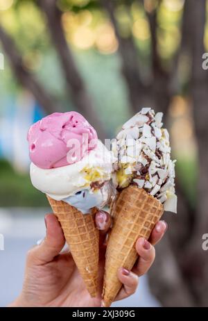 Zwei Eiskegel schmelzen in der Sommerhitze schnell. Stockfoto
