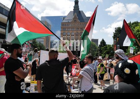 Milwaukee, Wi, USA. Juli 2024. Die Koalition, die auf der RNC marschierte, versammelte sich im Red Arrow Park in der Innenstadt von Milwaukee. Die Demonstranten hielten verschiedene Zeichen gegen Rassismus und Trumps Wahlentscheidung. Mehrere Redner sprachen sich während einer Pressekonferenz gegen republikanische Werte aus, um ihre Ablehnung zu beschreiben. (Kreditbild: © Pat A. Robinson/ZUMA Press Wire) NUR REDAKTIONELLE VERWENDUNG! Nicht für kommerzielle ZWECKE! Stockfoto