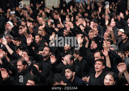 Teheran, Iran. Juli 2024. Die Iraner trauern während des Ashoura-Rituals zum Gedenken an das Martyrium von Hussein ibn Ali, dem Enkel des Propheten Muhammad, in der Schlacht von Karbala im heutigen Irak bei der Hussainiya von Imam Khomeini in Teheran. Schiiten machen mehr als 10 % der 1,8 Milliarden Muslime der Welt aus und betrachten Hussein als den rechtmäßigen Nachfolger des Propheten Mohammed. (Foto: © Iranian Supreme Leader's Office via ZUMA Press Wire) NUR REDAKTIONELLE VERWENDUNG! Nicht für kommerzielle ZWECKE! Stockfoto