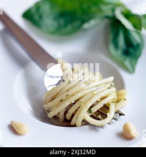 Spaghetti mit pesto Stockfoto