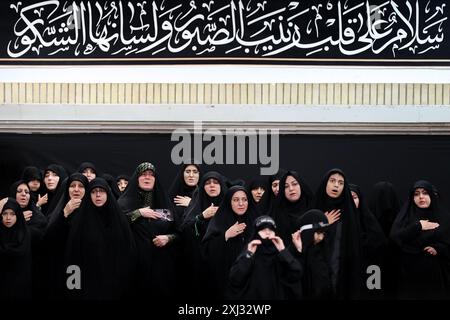 Teheran, Iran. Juli 2024. Iranische Frauen trauern während des Ashoura-Rituals zum Gedenken an das Martyrium von Hussein ibn Ali im 7. Jahrhundert in der Schlacht von Karbala im heutigen Irak bei der Hussainiya von Imam Khomeini in Teheran. Schiiten machen mehr als 10 % der 1,8 Milliarden Muslime der Welt aus und betrachten Hussein als den rechtmäßigen Nachfolger des Propheten Mohammed. (Foto: © Iranian Supreme Leader's Office via ZUMA Press Wire) NUR REDAKTIONELLE VERWENDUNG! Nicht für kommerzielle ZWECKE! Stockfoto