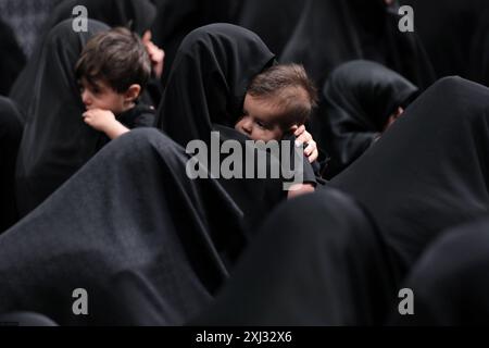 Teheran, Iran. Juli 2024. Iranische Frauen trauern während des Ashoura-Rituals zum Gedenken an das Martyrium von Hussein ibn Ali im 7. Jahrhundert in der Schlacht von Karbala im heutigen Irak bei der Hussainiya von Imam Khomeini in Teheran. Schiiten machen mehr als 10 % der 1,8 Milliarden Muslime der Welt aus und betrachten Hussein als den rechtmäßigen Nachfolger des Propheten Mohammed. (Foto: © Iranian Supreme Leader's Office via ZUMA Press Wire) NUR REDAKTIONELLE VERWENDUNG! Nicht für kommerzielle ZWECKE! Stockfoto