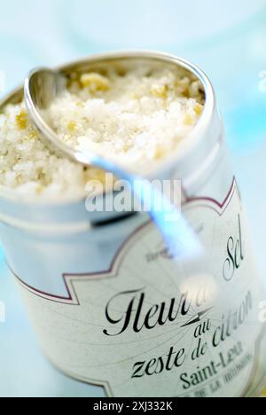 Fleur de Sel Meersalz mit Zitronenschalen Stockfoto