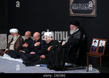 Teheran, Iran. Juli 2024. Der iranische Oberste Führer Ayatollah ALI KHAMENEI (R) trauert während des Ashoura-Rituals und erinnert an das Martyrium des Propheten Muhammads Enkel Hussein ibn Ali im 7. Jahrhundert in der Schlacht von Karbala im heutigen Irak in der Hussainiya von Imam Khomeini in Teheran. Schiiten machen mehr als 10 % der 1,8 Milliarden Muslime der Welt aus und betrachten Hussein als den rechtmäßigen Nachfolger des Propheten Mohammed. (Foto: © Iranian Supreme Leader's Office via ZUMA Press Wire) NUR REDAKTIONELLE VERWENDUNG! Nicht für kommerzielle ZWECKE! Stockfoto