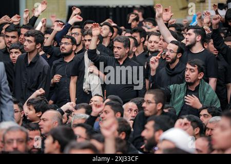 Teheran, Iran. Juli 2024. Die Iraner trauern während des Ashoura-Rituals zum Gedenken an das Martyrium von Hussein ibn Ali, dem Enkel des Propheten Muhammad, in der Schlacht von Karbala im heutigen Irak bei der Hussainiya von Imam Khomeini in Teheran. Schiiten machen mehr als 10 % der 1,8 Milliarden Muslime der Welt aus und betrachten Hussein als den rechtmäßigen Nachfolger des Propheten Mohammed. (Foto: © Iranian Supreme Leader's Office via ZUMA Press Wire) NUR REDAKTIONELLE VERWENDUNG! Nicht für kommerzielle ZWECKE! Stockfoto