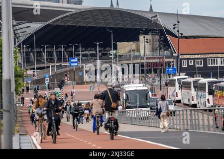 Radweg, Radweg, auf de Ruijterkade, am Hauptbahnhof Amsterdam, Amsterdam, Niederlande, Stockfoto