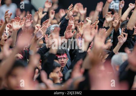 Teheran, Iran. Juli 2024. Die Iraner trauern während des Ashoura-Rituals zum Gedenken an das Martyrium von Hussein ibn Ali, dem Enkel des Propheten Muhammad, in der Schlacht von Karbala im heutigen Irak bei der Hussainiya von Imam Khomeini in Teheran. Schiiten machen mehr als 10 % der 1,8 Milliarden Muslime der Welt aus und betrachten Hussein als den rechtmäßigen Nachfolger des Propheten Mohammed. (Foto: © Iranian Supreme Leader's Office via ZUMA Press Wire) NUR REDAKTIONELLE VERWENDUNG! Nicht für kommerzielle ZWECKE! Stockfoto