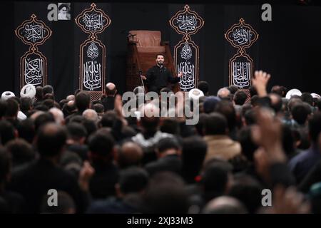 Teheran, Iran. Juli 2024. Die Iraner trauern während des Ashoura-Rituals zum Gedenken an das Martyrium von Hussein ibn Ali, dem Enkel des Propheten Muhammad, in der Schlacht von Karbala im heutigen Irak bei der Hussainiya von Imam Khomeini in Teheran. Schiiten machen mehr als 10 % der 1,8 Milliarden Muslime der Welt aus und betrachten Hussein als den rechtmäßigen Nachfolger des Propheten Mohammed. (Foto: © Iranian Supreme Leader's Office via ZUMA Press Wire) NUR REDAKTIONELLE VERWENDUNG! Nicht für kommerzielle ZWECKE! Stockfoto