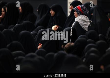 Teheran, Iran. Juli 2024. Iranische Frauen trauern während des Ashoura-Rituals zum Gedenken an das Martyrium von Hussein ibn Ali im 7. Jahrhundert in der Schlacht von Karbala im heutigen Irak bei der Hussainiya von Imam Khomeini in Teheran. Schiiten machen mehr als 10 % der 1,8 Milliarden Muslime der Welt aus und betrachten Hussein als den rechtmäßigen Nachfolger des Propheten Mohammed. (Foto: © Iranian Supreme Leader's Office via ZUMA Press Wire) NUR REDAKTIONELLE VERWENDUNG! Nicht für kommerzielle ZWECKE! Stockfoto