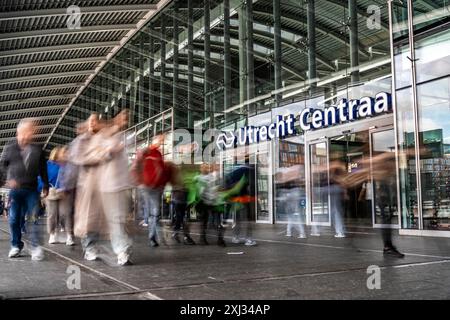 Bahnhofsvorplatz des Bahnhofs Utrecht Centraal, Menschen auf dem Weg zum und vom Bahnhof, Niederlande Stockfoto