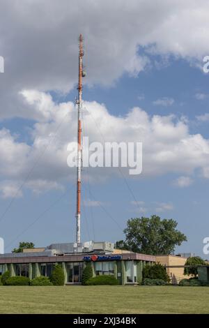 Windsor, ONT, 12. Juli 2024: CBC Radio Canada Office and Transmitter. CBC Radio ist der englischsprachige Radiobetrieb von Canadian Broadcasting. Stockfoto