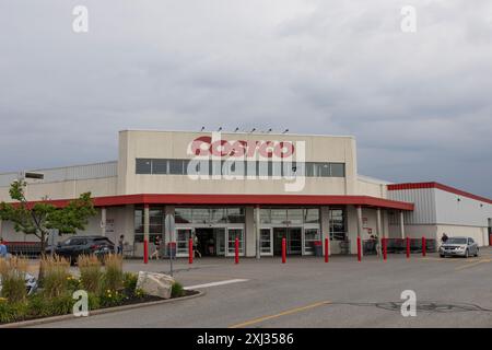 Windsor, ONT - 12. Juli 2024: Costco Wholesale Standort. Costco Wholesale ist ein Multi-Milliarden-Dollar-Einzelhändler. Stockfoto