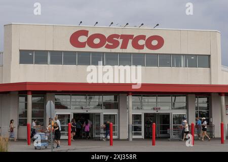 Windsor, ONT - 12. Juli 2024: Costco Wholesale Standort. Costco Wholesale ist ein Multi-Milliarden-Dollar-Einzelhändler. Stockfoto