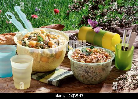 Pasta-Salat und Reissalat Stockfoto