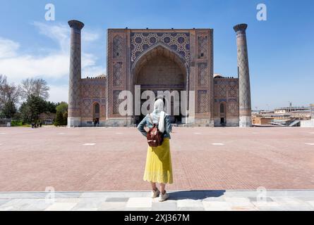 Touristenfrau auf dem Registan-Platz Samarkand, Usbekistan Stockfoto