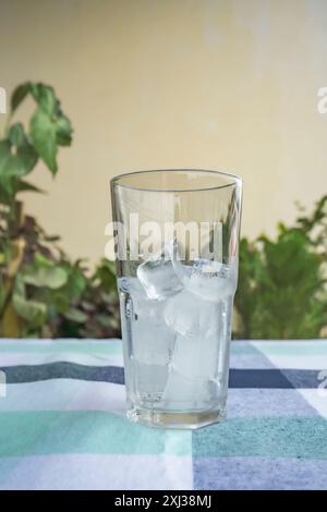 Ein großes Glas mit Eis und Kaffeekanne an der Seite für Cold Brew Americano im Sommer im Café Stockfoto