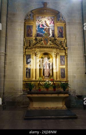 Astorga, Spanien - 4. Juni 2023: In der Kathedrale Santa Maria de Astorga, Spa, steht ein vergoldeter Altar mit religiösen Bildern und Skulpturen Stockfoto