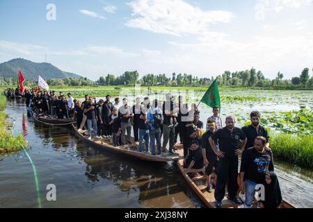 Srinagar, Indien. Juli 2024. Kaschmiri schiitische Trauer bewegen sich in Booten während der Prozession im Inneren des Dal-Sees in Srinagar am 9. Muharram, dem ersten und heiligsten Monat des islamischen Kalenders. Schiitische Muslime gedenken Muharram als einen Monat der Trauer zum Gedenken an das Martyrium des Enkels des islamischen Propheten Muhammad, Imam Hussain, der zusammen mit seinen Familienmitgliedern in der Schlacht von Karbala im südlichen Irak im Jahr 680 n. Chr. getötet wurde Credit: SOPA Images Limited/Alamy Live News Stockfoto