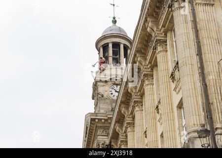 Cambrai, Frankreich - 21. Mai 2023: Nahaufnahme eines historischen Gebäudes in Cambrai, Frankreich, mit seinen komplexen architektonischen Details, darunter einem Stockfoto