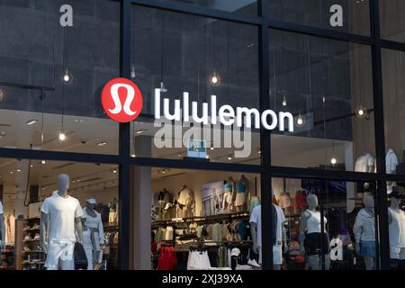 Windsor, ONT - 12. Juli 2024: lululemon Athletica Einkaufszentrum. lululemon Athletica bietet Yoga- und Sportbekleidung für Männer und Frauen. Stockfoto