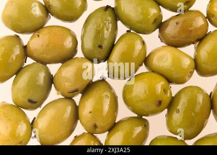 Grüne Oliven mit Kräutern aus der provence Stockfoto