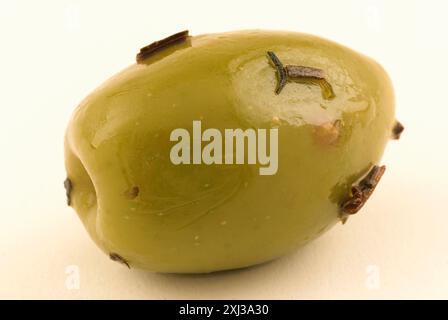 Grüne Oliven mariniert mit Kräutern aus der Provence Stockfoto