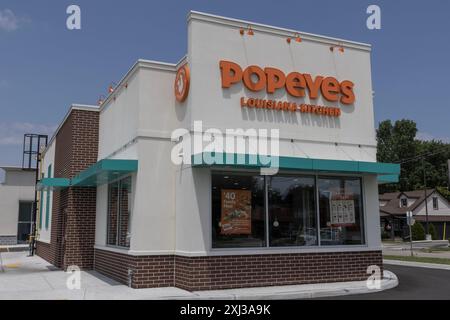 Windsor, ONT - 12. Juli 2024: Popeyes Louisiana Kitchen Fast Food Restaurant. Popeyes ist bekannt für seine Cajun-Art Fried Chicken. Stockfoto