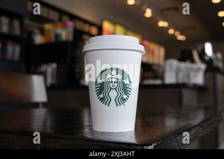 Windsor, ONT - 12. Juli 2024: Starbucks Coffeehouse Chain. Starbucks hat Kaffeestandorte in über 80 Ländern. Stockfoto