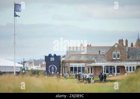 16. Juli 2024; Royal Troon Golf Club, Troon, South Ayrshire, Schottland; Open Championship Practice Day 2; Spieler laufen den 18. Fairway hinunter in Richtung Clubhaus Stockfoto