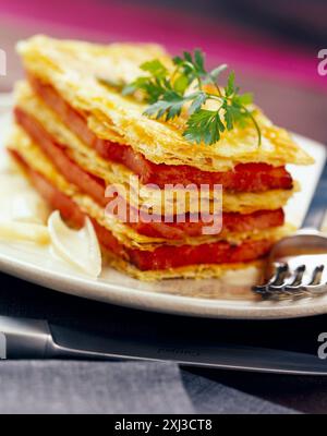 Mehrschichtiger Schinken und Blätterteig Stockfoto