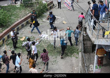 Landesweite Proteste in Bangladesch fordern die Abschaffung der Quoten für Regierungsjobs Anti-Quoten-Demonstranten und Studenten, die den herrschenden Parteikonflikt der Awami-Liga am 16. Juli 2024 in Dhaka unterstützen. Mindestens fünf Demonstranten seien in Bangladesch am 16. Juli bei gewalttätigen Auseinandersetzungen zwischen rivalisierenden Studentengruppen um Quoten für begehrte Regierungsjobs getötet worden, sagte die Polizei, einen Tag nachdem mehr als 400 weitere verletzt worden seien. Dhaka Dhaka Bezirk Bangladesch Copyright: XHabiburxRahmanx Stockfoto