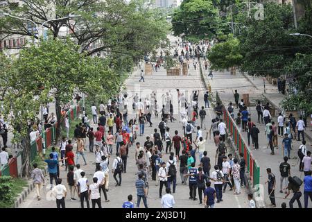 Landesweite Proteste in Bangladesch fordern die Abschaffung der Quoten für Regierungsjobs Anti-Quoten-Demonstranten und Studenten, die den herrschenden Parteikonflikt der Awami-Liga am 16. Juli 2024 in Dhaka unterstützen. Mindestens fünf Demonstranten seien in Bangladesch am 16. Juli bei gewalttätigen Auseinandersetzungen zwischen rivalisierenden Studentengruppen um Quoten für begehrte Regierungsjobs getötet worden, sagte die Polizei, einen Tag nachdem mehr als 400 weitere verletzt worden seien. Dhaka Dhaka Bezirk Bangladesch Copyright: XHabiburxRahmanx Stockfoto