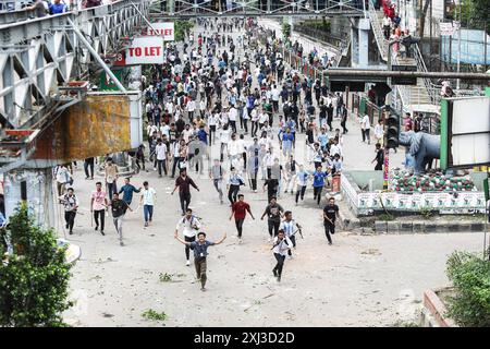 Landesweite Proteste in Bangladesch fordern die Abschaffung der Quoten für Regierungsjobs Anti-Quoten-Demonstranten und Studenten, die den herrschenden Parteikonflikt der Awami-Liga am 16. Juli 2024 in Dhaka unterstützen. Mindestens fünf Demonstranten seien in Bangladesch am 16. Juli bei gewalttätigen Auseinandersetzungen zwischen rivalisierenden Studentengruppen um Quoten für begehrte Regierungsjobs getötet worden, sagte die Polizei, einen Tag nachdem mehr als 400 weitere verletzt worden seien. Dhaka Dhaka Bezirk Bangladesch Copyright: XHabiburxRahmanx Stockfoto