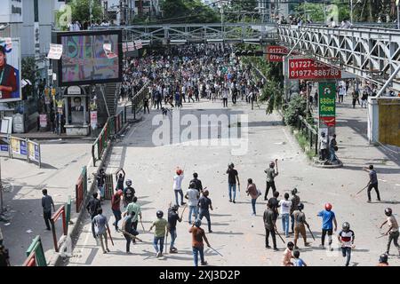 Landesweite Proteste in Bangladesch fordern die Abschaffung der Quoten für Regierungsjobs Anti-Quoten-Demonstranten und Studenten, die den herrschenden Parteikonflikt der Awami-Liga am 16. Juli 2024 in Dhaka unterstützen. Mindestens fünf Demonstranten seien in Bangladesch am 16. Juli bei gewalttätigen Auseinandersetzungen zwischen rivalisierenden Studentengruppen um Quoten für begehrte Regierungsjobs getötet worden, sagte die Polizei, einen Tag nachdem mehr als 400 weitere verletzt worden seien. Dhaka Dhaka Bezirk Bangladesch Copyright: XHabiburxRahmanx Stockfoto