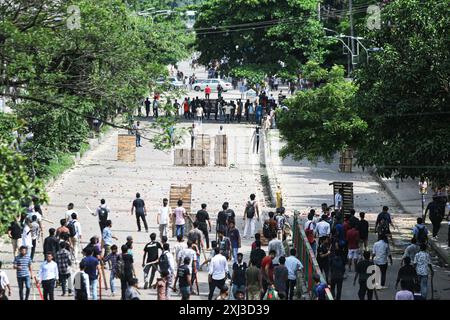 Landesweite Proteste in Bangladesch fordern die Abschaffung der Quoten für Regierungsjobs Anti-Quoten-Demonstranten und Studenten, die den herrschenden Parteikonflikt der Awami-Liga am 16. Juli 2024 in Dhaka unterstützen. Mindestens fünf Demonstranten seien in Bangladesch am 16. Juli bei gewalttätigen Auseinandersetzungen zwischen rivalisierenden Studentengruppen um Quoten für begehrte Regierungsjobs getötet worden, sagte die Polizei, einen Tag nachdem mehr als 400 weitere verletzt worden seien. Dhaka Dhaka Bezirk Bangladesch Copyright: XHabiburxRahmanx Stockfoto