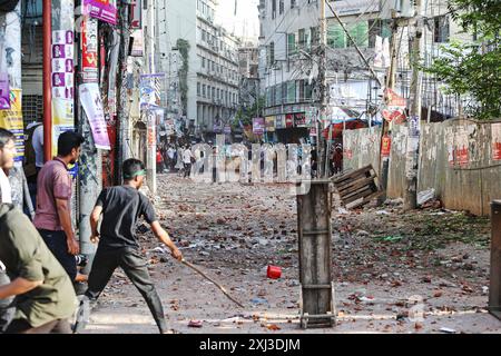 Landesweite Proteste in Bangladesch fordern die Abschaffung der Quoten für Regierungsjobs Anti-Quoten-Demonstranten und Studenten, die den herrschenden Parteikonflikt der Awami-Liga am 16. Juli 2024 in Dhaka unterstützen. Mindestens fünf Demonstranten seien in Bangladesch am 16. Juli bei gewalttätigen Auseinandersetzungen zwischen rivalisierenden Studentengruppen um Quoten für begehrte Regierungsjobs getötet worden, sagte die Polizei, einen Tag nachdem mehr als 400 weitere verletzt worden seien. Dhaka Dhaka Bezirk Bangladesch Copyright: XHabiburxRahmanx Stockfoto