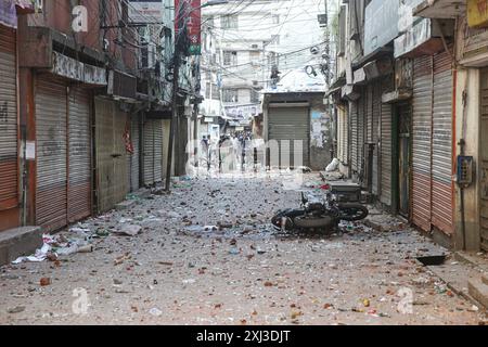 Landesweite Proteste in Bangladesch fordern die Abschaffung der Quoten für Regierungsjobs Anti-Quoten-Demonstranten und Studenten, die den herrschenden Parteikonflikt der Awami-Liga am 16. Juli 2024 in Dhaka unterstützen. Mindestens fünf Demonstranten seien in Bangladesch am 16. Juli bei gewalttätigen Auseinandersetzungen zwischen rivalisierenden Studentengruppen um Quoten für begehrte Regierungsjobs getötet worden, sagte die Polizei, einen Tag nachdem mehr als 400 weitere verletzt worden seien. Dhaka Dhaka Bezirk Bangladesch Copyright: XHabiburxRahmanx Stockfoto