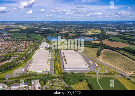 Luftbild, duisport logport IV, Logistik Gewerbegebiet, E-Commerce-Unternehmen Chal-Tec Fulfillment GmbH, Poco Logistik Zentrum, Norddeutschlandstraße, Bohnen Logistik am Vinnmannsweg, Baggersee Frika Kies, Fernsicht und blauer Himmel mit Wolken, Lintfort, Kamp-Lintfort, Ruhrgebiet, Nordrhein-Westfalen, Deutschland ACHTUNGxMINDESTHONORARx60xEURO *** Luftansicht, duisport logport IV, Logistik Gewerbegebiet, E-Commerce-Unternehmen Chal Tec Fulfillment GmbH, Poco Logistik Zentrum, Norddeutschlandstraße, Bohnen Logistik am Vinnmannsweg, Frika Kies Steinbruchteich, Fernsicht und blauer Himmel mit Wolken Stockfoto